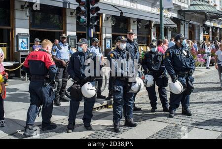 Oslo, Norwegen. August 2020. Hunderte von Black Lives Matter Demonstranten versammelten sich vor dem norwegischen parlamentsgebäude, um sich gegen den Tod von George Floyd zu solidarisieren, der von einem Polizisten namens Derek Chauvin in den USA getötet wurde. Quelle: Robin Zandwijken/SOPA Images/ZUMA Wire/Alamy Live News Stockfoto