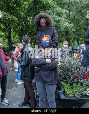 Oslo, Norwegen. August 2020. Hunderte von Black Lives Matter Demonstranten versammelten sich vor dem norwegischen parlamentsgebäude in Solidarität mit dem Tod von George Floyd, der von einem Polizisten namens Derek Chauvin in den USA getötet wurde. Quelle: Robin Zandwijken/SOPA Images/ZUMA Wire/Alamy Live News Stockfoto