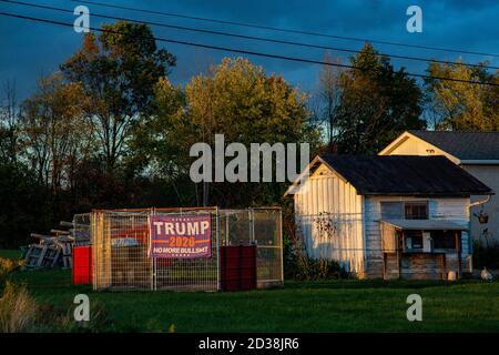 Milton, Usa. Oktober 2020. Am 7. Oktober 2020 hängt eine Trump-2020-Flagge von einem Hundezwinger im ländlichen Northumberland County in der Nähe von Milton, Pennsylvania. (Foto von Paul SWeaver/Sipa USA) Quelle: SIPA USA/Alamy Live News Stockfoto