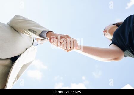 Geschäftspartner, die Hände schütteln Stockfoto