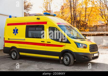 Zaporozhye/Ukraine- November 08 2019 :Gelber Krankenwagen steht im Innenhof des Krankenhauses: Seitenansicht. Stockfoto