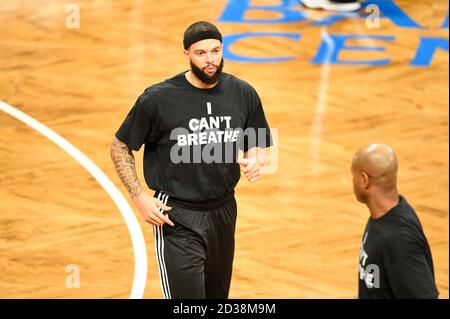 Brooklyn Nets Wache Deron Williams (8) trägt ein "Ich kann nicht Breathe' T-Shirt zu Ehren des gefallenen Eric Garner Er wird vor dem Beginn des g eingeführt Stockfoto