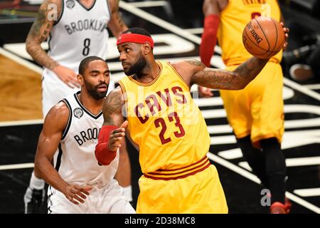 Cleveland Cavaliers Vorwärts LeBron James (23) stellt sich gegen Brooklyn Netze bewachen Alan Anderson (6) in der ersten Hälfte bei Barclays Center in New Y Stockfoto