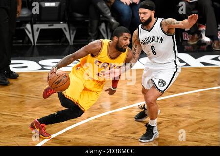 Cleveland Cavaliers Wache Kyrie Irving (2) fährt vorbei an Brooklyn Nets Wache Deron Williams (8) in der ersten Hälfte bei Barclays Zentrum in New York City ein Stockfoto