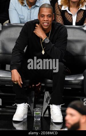 Rapper, Agent, Jay Z schaut zu, wie die Brooklyn Nets Cleveland Cavaliers am 8. Dezember 2014 im Barclays Center in New York City aufnehmen. Stockfoto