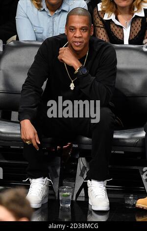 Rapper, Agent, Jay Z schaut zu, wie die Brooklyn Nets Cleveland Cavaliers am 8. Dezember 2014 im Barclays Center in New York City aufnehmen. Stockfoto