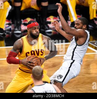 Cleveland Cavaliers vorne LeBron James (23) Beiträge gegen Brooklyn Nets bewachen Alan Anderson (6) im Barclays Center in New York City am 8. Dezember Stockfoto