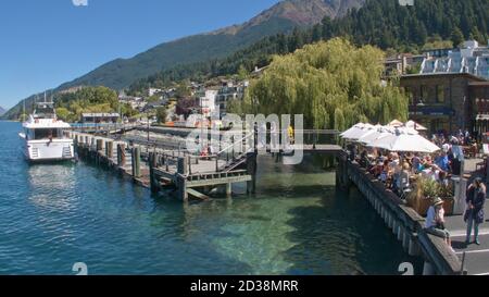 Queenstown, Neuseeland - Februar 10 2015: Diners und Touristen am Queenstown Jetty Stockfoto