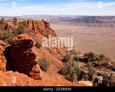 Blick vom Gipfelplateau des Mt Bruce (1235m), (Punurrunha), in der Hamersley Range, Karijini National Park, Western Australia Stockfoto