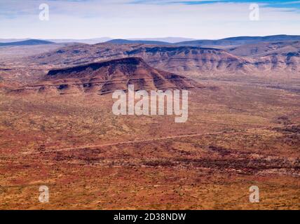 Blick vom Gipfelplateau des Mt Bruce (1235m), (Punurrunha), in der Hamersley Range, Karijini National Park, Western Australia Stockfoto