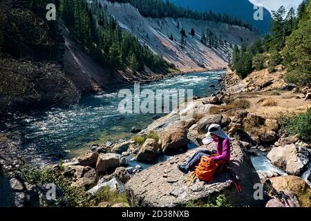 Entspannung am Yellowstone River, Yellowstone National Park, Wyoming, USA Stockfoto