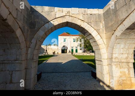 Das Innere der Luftaufnahme von Maskovica Han, das osmanische Denkmal in Kroatien Stockfoto