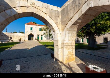 Das Innere der Luftaufnahme von Maskovica Han, das osmanische Denkmal in Kroatien Stockfoto