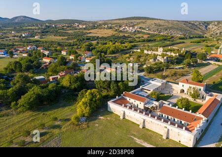 Luftaufnahme von Maskovica Han, dem osmanischen Denkmal in Kroatien Stockfoto