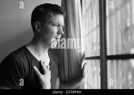 Porträt eines gestressten jungen Mannes mit asthmatischen Angriff zu Hause Stockfoto