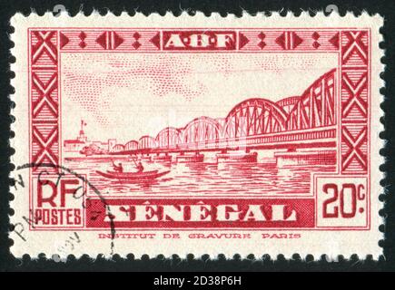 SENEGAL - UM 1931: Briefmarke gedruckt von Senegal, zeigt Faidherbe-Brücke, um 1931. Stockfoto