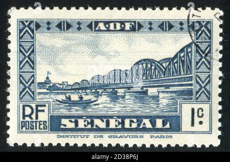 SENEGAL - UM 1931: Briefmarke gedruckt von Senegal, zeigt Faidherbe-Brücke, um 1931. Stockfoto