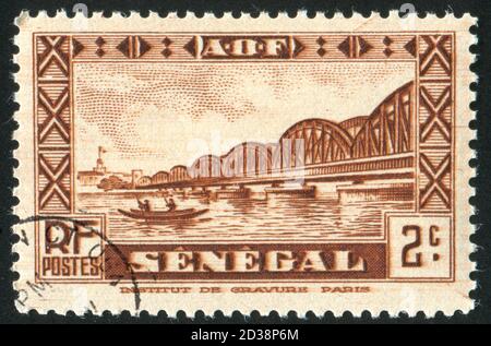 SENEGAL - UM 1931: Briefmarke gedruckt von Senegal, zeigt Faidherbe-Brücke, um 1931. Stockfoto