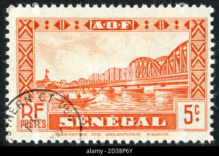 SENEGAL - UM 1931: Briefmarke gedruckt von Senegal, zeigt Faidherbe-Brücke, um 1931. Stockfoto