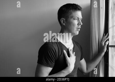 Porträt eines gestressten jungen Mannes mit asthmatischen Angriff zu Hause Stockfoto