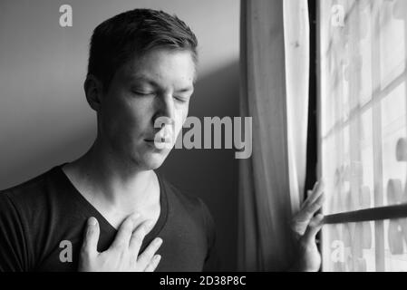 Porträt eines gestressten jungen Mannes mit asthmatischen Angriff zu Hause Stockfoto