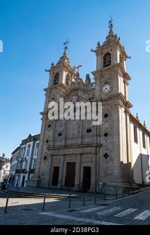 Die Kirche des Heiligen Kreuzes in Portugiesisch, Igreja de Santa Cruz ist eine portugiesische Kirche aus dem 17. Jahrhundert in Braga, Portugal, die dem Heiligen Kreuz gewidmet ist Stockfoto