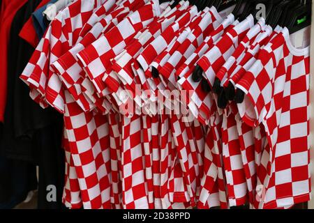 T-Shirts in den Farben der kroatischen Flagge Stockfoto