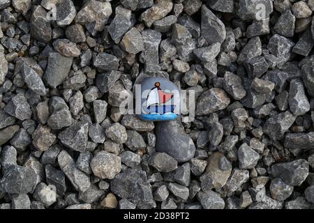 High-Angle-Aufnahme eines wunderschön bemalten Steins auf dem Kleine Felsen Stockfoto