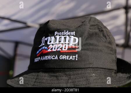 Überzeugter Trump-Anhänger in Deutschland trägt eine Mütze mit der Wahlkampfslogan „Trump 2020 - Keep America great“ Stockfoto