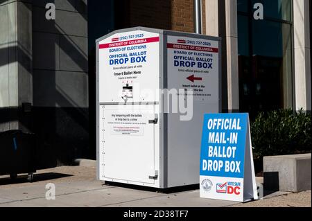 Washington, Usa. Oktober 2020. Die Wahlurne vor der Cleveland Park Library. Kredit: SOPA Images Limited/Alamy Live Nachrichten Stockfoto