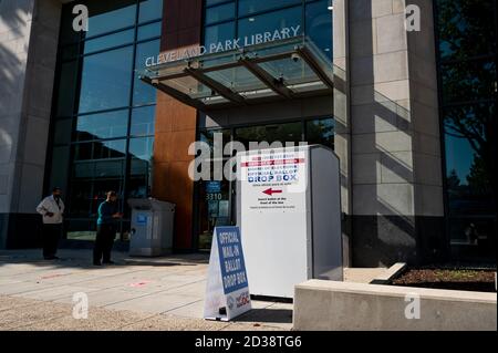 Washington, Usa. Oktober 2020. Die Wahlurne vor der Cleveland Park Library. Kredit: SOPA Images Limited/Alamy Live Nachrichten Stockfoto