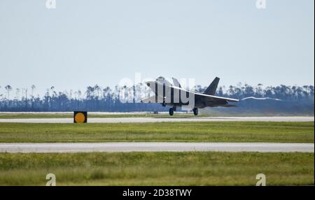 Ein US Air Force F-22 Raptor Operational Test Aircraft, das der Nellis Air Force Base, Nevada, zugewiesen wurde, startet von der Fluglinie auf der Tyndall Air Force Base, Florida, 18. September 2020. Das Flugzeug und die Luftbesatzung nahmen an einem Waffensystem-Evaluierungsprogramm Teil, das im Auftrag des Luftkampfkommandos in Tyndall stattfand. (USA Luftwaffe Foto von Senior Airman Stefan Alvarez) Stockfoto