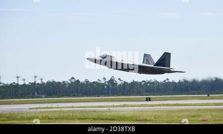 Ein US Air Force F-22 Raptor, der der Nellis Air Force Base, Nevada, zugewiesen wurde, nimmt am 18. September 2020 den Flug auf der Tyndall Air Force Base, Florida, auf. Langley nahm zusammen mit anderen Einheiten, die dem Air Combat Command zugewiesen wurden, an einem Waffensystem-Evaluierungsprogramm Teil, bei dem die Kenntnisse von Luft-Luft- und Luft-Boden-Rüstungssystemen getestet werden, um die Integrität der Mission zu wahren. (USA Luftwaffe Foto von Senior Airman Stefan Alvarez) Stockfoto