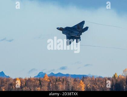 Ein US Air Force F-22 Raptor Flugzeug, das dem 90. Jagdgeschwader zugewiesen wurde, fliegt über Joint Base Elmendorf-Richardson, Alaska, 6. Oktober 2020. Die Kombination aus Stealth, aerodynamischer Leistung, integriertem Bordoniksystem, Sensorfusionen und fortschrittlichen Waffen macht den Jet der vierten Generation überlegen. F-22s sind eines der führenden Stealth-taktischen Kampfflugzeuge der US Air Force. Stockfoto