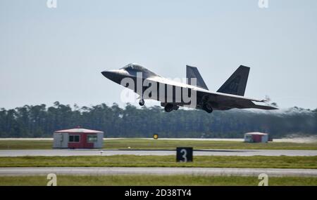 Ein US Air Force F-22 Raptor Operational Test Aircraft, das der Nellis Air Force Base, Nevada, zugewiesen wurde, startet von der Fluglinie auf der Tyndall Air Force Base, Florida, 18. September 2020. Tyndall veranstaltete im Auftrag des Air Combat Command ein Weapons System Evaluation Program, um den unschätzbaren Luftraum über dem Golf von Mexiko zu nutzen. (USA Luftwaffe Foto von Senior Airman Stefan Alvarez) Stockfoto