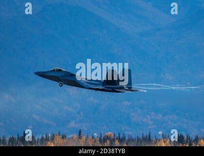 Ein US Air Force F-22 Raptor Flugzeug, das dem 90. Jagdgeschwader zugewiesen wurde, fliegt über Joint Base Elmendorf-Richardson, Alaska, 6. Oktober 2020. Die Kombination aus Stealth, aerodynamischer Leistung, integriertem Bordoniksystem, Sensorfusionen und fortschrittlichen Waffen macht den Jet der vierten Generation überlegen. F-22s sind eines der führenden Stealth-taktischen Kampfflugzeuge der US Air Force. Stockfoto