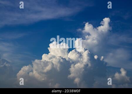 Sonniger Tag in blauem Himmel mit schönen weißen Wolken wie Ein Monster Stockfoto