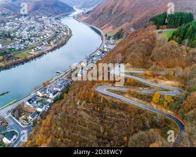 Jahreszeiten Konzept Winter oder Herbst Luftaufnahme der kurvenreichen Straße Serpentin von einem hohen Pass im moseldorf Brodenbach Deutschland Stockfoto