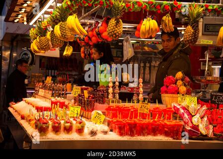 BARCELONA, KATALONIEN/SPANIEN - 22. JANUAR 2019: Boqueria Market - Lebensmittelmarkt in Barcelona. Verkauf von Obst und frischen Säften in La Boqueria Stockfoto