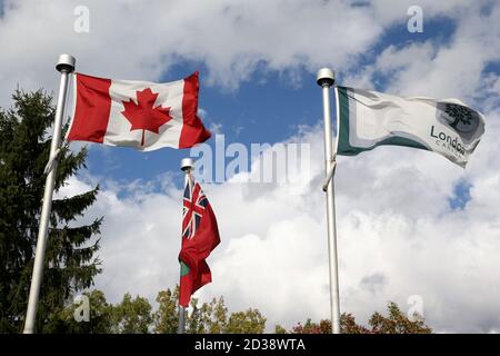 Oct 7 2020, London Ontario Kanada - London Flaggen fliegen hoch vor dem City of London Information Centre an der Wellington Rd. Luke Durda/Alamy Stockfoto