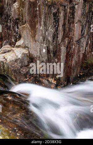 Wasserfall entlang des Watkin Path, Snowdon, Snowdonia, Nordwales Stockfoto