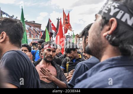 Istanbul, Türkei. September 2018. Pakistanischer schiitischer Muslim, der während der Ashura-Prozession in Halkal seine Brust schlägt? Platz.Aschura ist einer der wichtigsten Feiertage für schiitische Muslime und eine Zeit der Trauer um den Mord an dem Enkel des Propheten Muhammad Imam Hussein im siebten Jahrhundert ist der 10. Tag des Monats Muharram. Quelle: Retsul Kaboglu/SOPA Images/ZUMA Wire/Alamy Live News Stockfoto