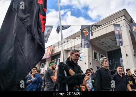 Istanbul, Türkei. September 2018. Schiitische Muslime, die in der Türkei leben, mit einer riesigen Fahne auf dem beringten Platz während der Ashura-Prozession.Ashura ist einer der wichtigsten Feiertage für schiitische Muslime und eine Trauerperiode für den Mord an dem Enkel des Propheten Muhammad Imam Hussein im siebten Jahrhundert ist der 10. Tag Des Monats Muharram. Quelle: Retsul Kaboglu/SOPA Images/ZUMA Wire/Alamy Live News Stockfoto