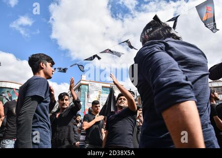 Istanbul, Türkei. September 2018. Pakistanische schiitische Muslime schlagen ihre Brust während der Ashura Prozession in Halkal? Platz.Aschura ist einer der wichtigsten Feiertage für schiitische Muslime und eine Zeit der Trauer um den Mord an dem Enkel des Propheten Muhammad Imam Hussein im siebten Jahrhundert ist der 10. Tag des Monats Muharram. Quelle: Retsul Kaboglu/SOPA Images/ZUMA Wire/Alamy Live News Stockfoto