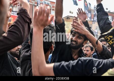 Istanbul, Türkei. September 2018. Pakistanische schiitische Muslime schlagen ihre Brust während der Ashura Prozession in Halkal? Platz.Aschura ist einer der wichtigsten Feiertage für schiitische Muslime und eine Zeit der Trauer um den Mord an dem Enkel des Propheten Muhammad Imam Hussein im siebten Jahrhundert ist der 10. Tag des Monats Muharram. Quelle: Retsul Kaboglu/SOPA Images/ZUMA Wire/Alamy Live News Stockfoto