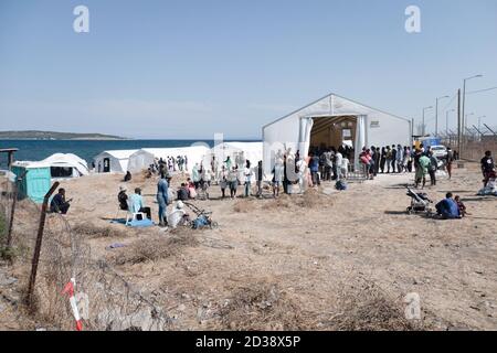 Mytilene, Insel Lesbos, Griechenland. September 2020. Asylsuchende warten in einer Schlange auf Vorräte aus einem UNHCR-Zelt.die nach dem Brand in Moria erbauten Karatepe- oder Mavrovouni-Flüchtlingslager beherbergen Flüchtlinge und Migranten, Asylsuchende, die alle vor der Einreise auf COVID-19 getestet wurden und Unterkunft und Nahrung bieten. Die Anlage wurde von der griechischen Regierung, der griechischen Armee, dem UNHCR und der Europäischen Union errichtet. Kredit: Nik Oiko/SOPA Images/ZUMA Wire/Alamy Live Nachrichten Stockfoto