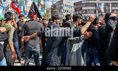 Istanbul, Türkei. September 2018. Pakistanische schiitische Muslime schlagen ihre Brust während der Ashura Prozession in Halkal? Platz.Aschura ist einer der wichtigsten Feiertage für schiitische Muslime und eine Zeit der Trauer um den Mord an dem Enkel des Propheten Muhammad Imam Hussein im siebten Jahrhundert ist der 10. Tag des Monats Muharram. Quelle: Retsul Kaboglu/SOPA Images/ZUMA Wire/Alamy Live News Stockfoto