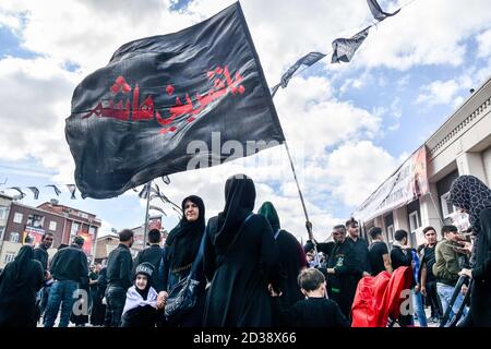 Istanbul, Türkei. September 2018. Schiitische Muslime, die in der Türkei leben, schwenken während der Ashura-Prozession eine riesige Flagge auf dem beringten Platz.Ashura ist einer der wichtigsten Feiertage für schiitische Muslime und eine Trauerperiode für den Mord an dem Enkel des Propheten Muhammad Imam Hussein im siebten Jahrhundert ist der 10. Tag Des Monats Muharram. Quelle: Retsul Kaboglu/SOPA Images/ZUMA Wire/Alamy Live News Stockfoto