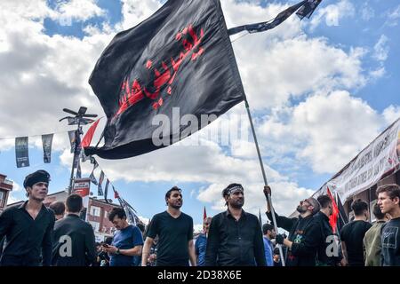 Istanbul, Türkei. September 2018. Schiitische Muslime, die in der Türkei leben, schwenken während der Ashura-Prozession eine riesige Flagge auf dem beringten Platz.Ashura ist einer der wichtigsten Feiertage für schiitische Muslime und eine Trauerperiode für den Mord an dem Enkel des Propheten Muhammad Imam Hussein im siebten Jahrhundert ist der 10. Tag Des Monats Muharram. Quelle: Retsul Kaboglu/SOPA Images/ZUMA Wire/Alamy Live News Stockfoto