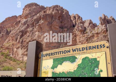 Schild mit Karte begrüßt Wanderer in der Superstition Wilderness in Superstition Mountains in der Nähe von Lost Dutchman State Park, Apache Junction, Arizona, USA Stockfoto